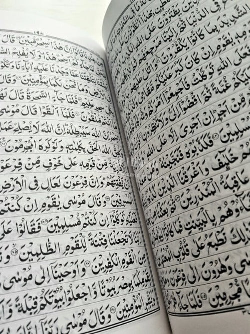 Quran Mushaf: Arabic (Medium Size) Indopak Script Print Books