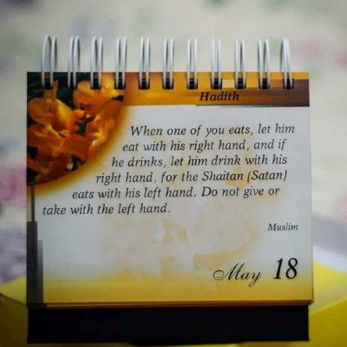 Daily Rays of Light: Evergreen Desk Calendar with Islamic Inspiration